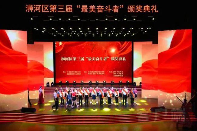 深夜大雾急哭了女司机暖心民警及时解困救助